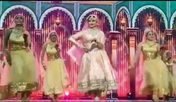 Rekha enchants cine lovers at IIFA with her performance Rekha enchants cine lovers at IIFA with her performance