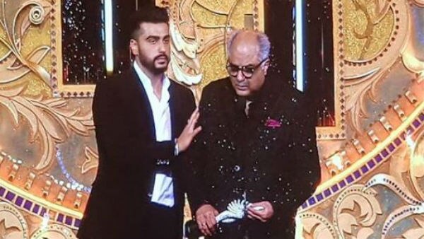 IIFA 2018: Boney Kapoor gets teary-eyed while accepting award on behalf of Sridevi IIFA 2018: Boney Kapoor gets teary-eyed while accepting award on behalf of Sridevi