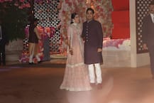 Mukesh Ambani's son Akash Ambani & Shloka Mehta strike pose together at their pre-engagement bash!