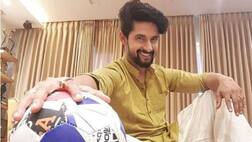 TV star Ravi Dubey attempts to rap on his show