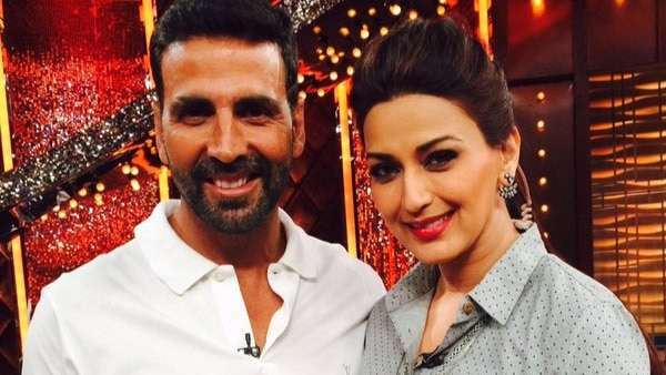 Akshay Kumar met Sonali Bendre after hearing about her illness, calls her a 'FIGHTER' Akshay Kumar met Sonali Bendre after hearing about her illness, calls her a 'FIGHTER'