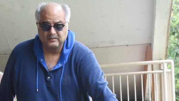 It’s quite rare to see Bollywood celebs opting for public mode of transport, isn’t it? But Boney Kapoor was snapped at a Mumbai metro station on Thursday morning (July 5, 2018). The Mr. India producer didn’t shy away from using the metro like a common man.