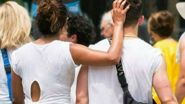 Ahem! Priyanka-Nick's PDA in NYC streets leaves nothing more to guess about their affair! Ahem! Priyanka-Nick's PDA in NYC streets leaves nothing more to guess about their affair!