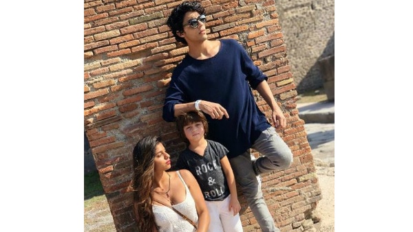 Latest pic of SRK's children Aryan, Suhana & Abram posing together is taking internet by storm! Latest pic of SRK's children Aryan, Suhana & Abram posing together is taking internet by storm!