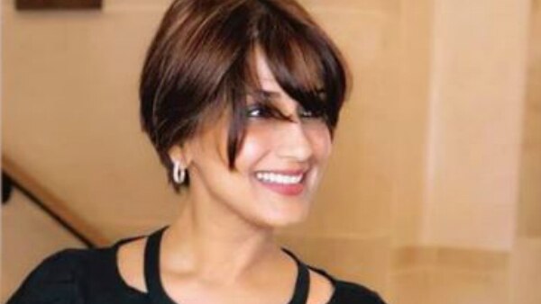 Sonali Bendre New Look Bob Cut Hair | Sonali Bendre Cancer Treatment |  Sonali Bendre Cuts Her Hair For Cancer Treatment