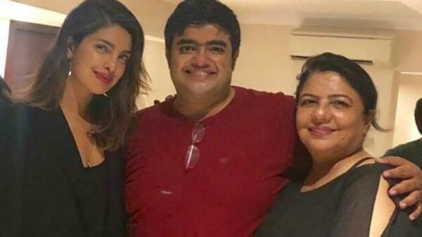 Priyanka Chopra in splits as brother faces a champagne fail during his B'day bash! Priyanka Chopra in splits as brother faces a champagne fail during his B'day bash!