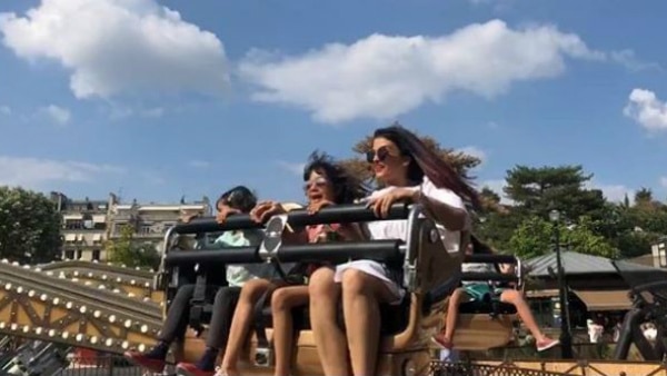 Aishwarya & daughter Aaradhya enjoy a ride in Paris Disneyland! See pic! Aishwarya & daughter Aaradhya enjoy a ride in Paris Disneyland! See pic!