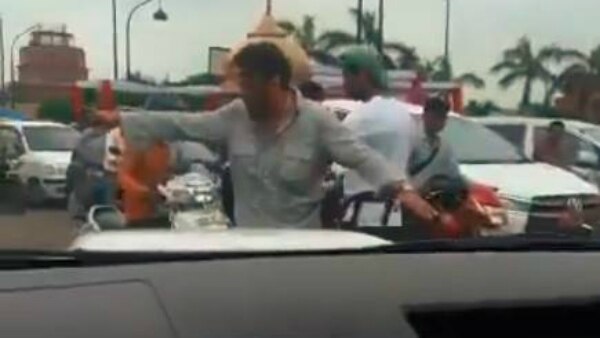 Jackie Shroff gets down from his car to control Traffic on busy street in Lucknow! Watch Video! Jackie Shroff gets down from his car to control Traffic on busy street in Lucknow! Watch Video!