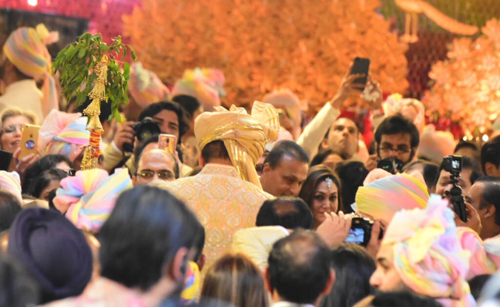 Isha Ambani Wedding: Groom Anand arrives with his lavish baaraat at Antilia!