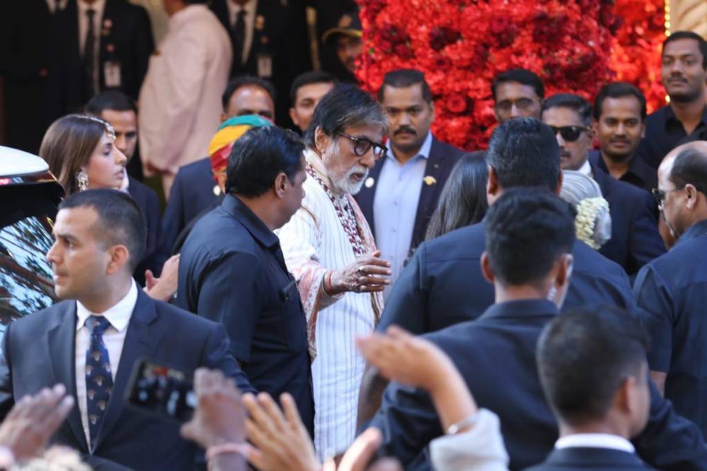 PICS: Amitabh Bachchan, Jaya Bachchan, Shweta & Navya Nanda arrive at Antilia for Isha-Anand's wedding!