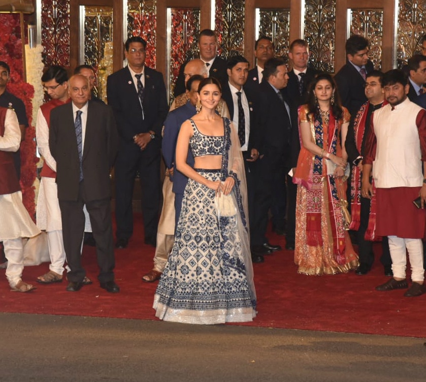 PICS: Alia, Gauri, cricketers Sachin & Harbhajan with families reach Antilia for Isha-Anand's wedding!