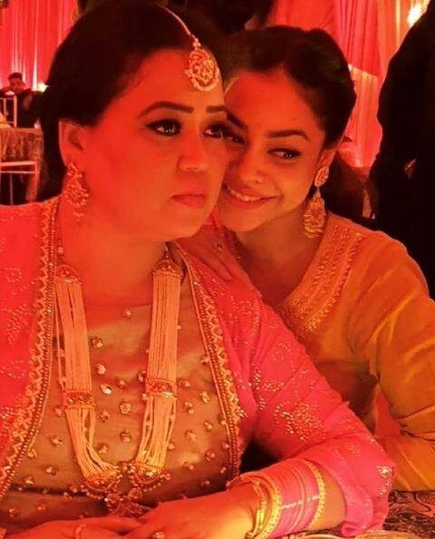 Kapil Sharma' co-stars from 'The Kapil Sharma Show' season 2, Bharti Singh & Sumona Chakravarti posing together at his wedding. (Photo: Instagram)