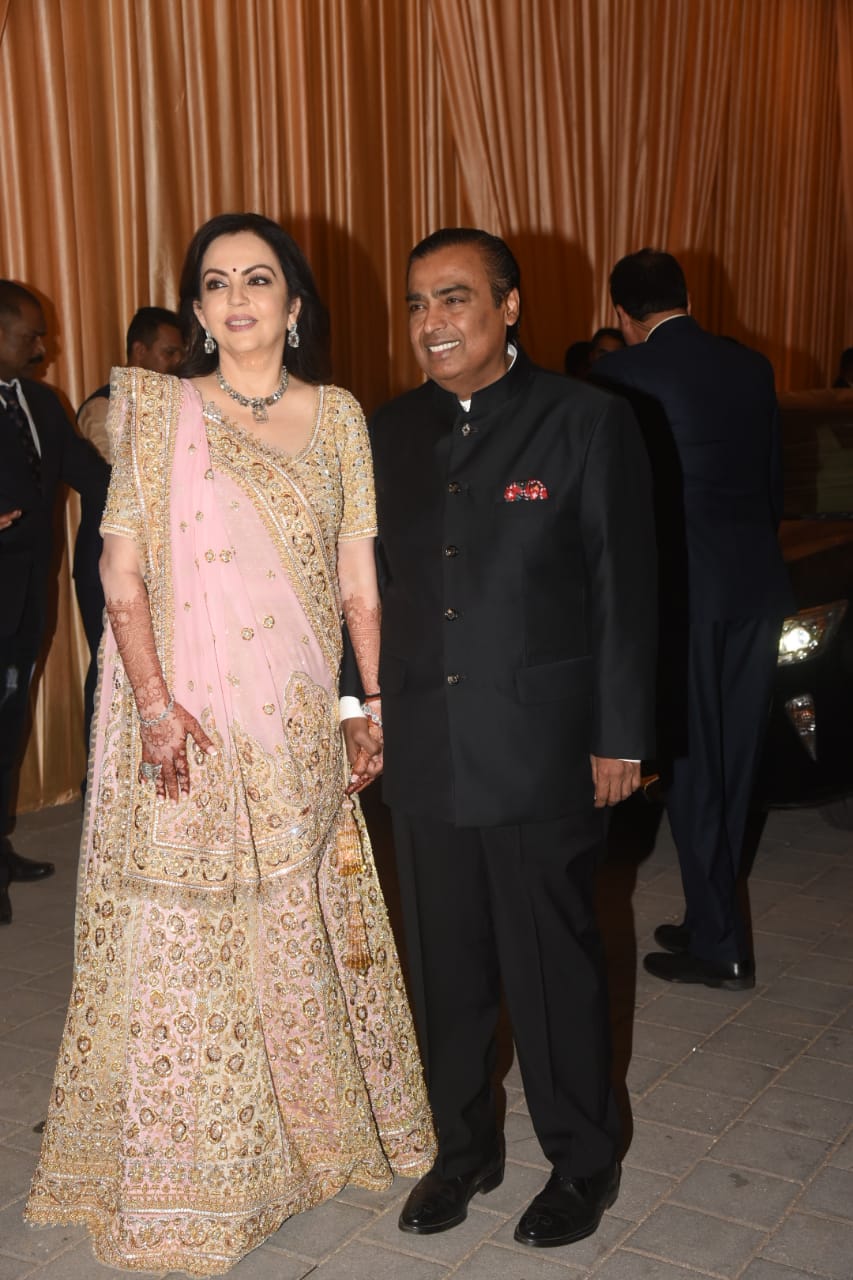 Isha Ambani-Anand Piramal wedding reception pics: Newlyweds look like a match made in heaven!