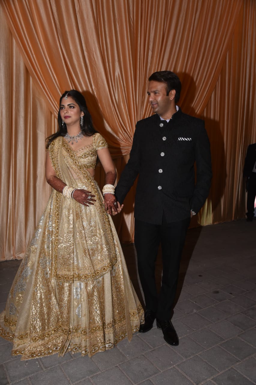 Isha Ambani-Anand Piramal wedding reception pics: Newlyweds look like a match made in heaven!