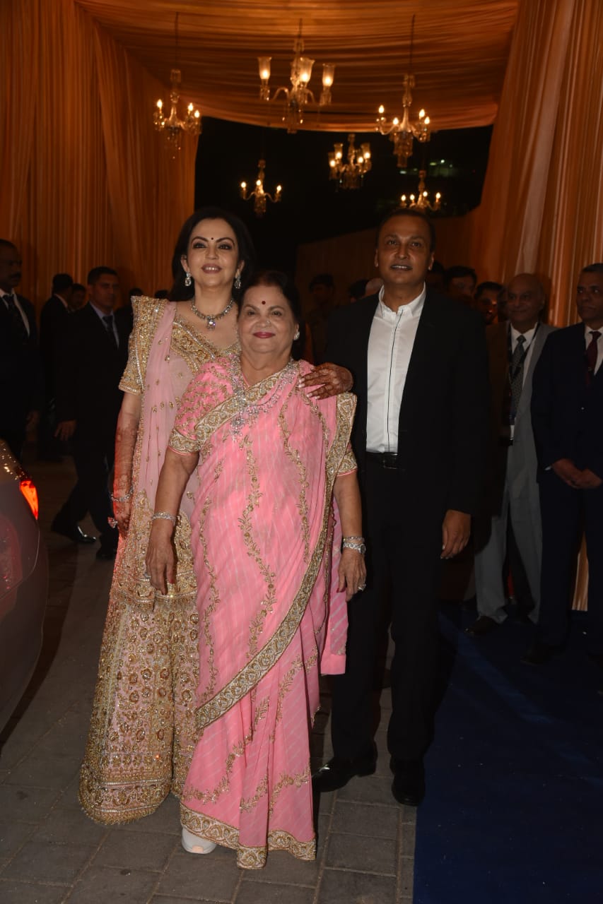 Isha Ambani-Anand Piramal wedding reception pics: Newlyweds look like a match made in heaven!