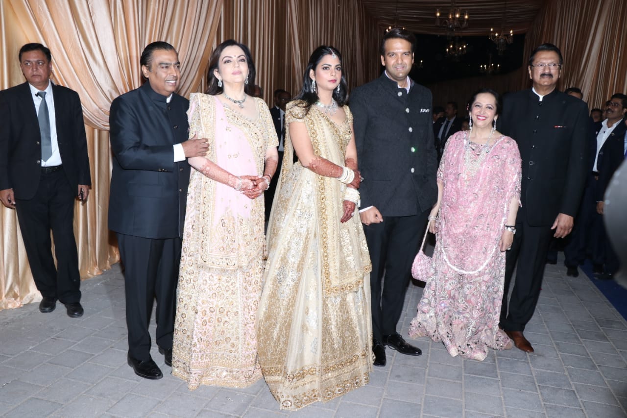 Isha Ambani-Anand Piramal wedding reception pics: Newlyweds look like a match made in heaven!