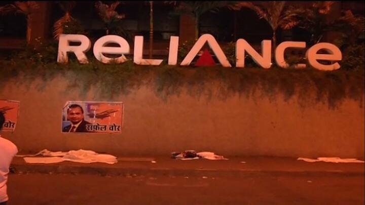 NEW DELHI: After Supreme Court pronounced its verdict in the multi-million dollar Rafale jet deal with France, Congress has put up posters of ‘Rafale Chor’ deal in Mumbai.