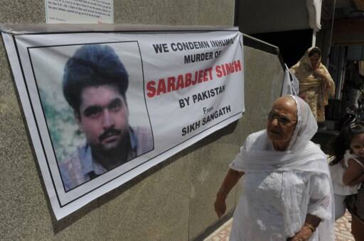 Sarabjit, a native of Bhikhiwind village in Tarn Taran district, was awarded death sentence for spying charges and killing at least 14 Pakistani citizens in bomb blasts in Punjab province in 1990./ AFP IMAGE