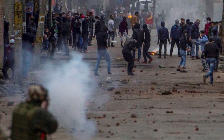 Kashmir march: Restrictions in Srinagar to prevent separatist march; Schools, colleges shut, rail services hit, All you need to know Kashmir march: Restrictions in Srinagar to prevent separatist march; Schools, colleges shut, rail services hit, All you need to know