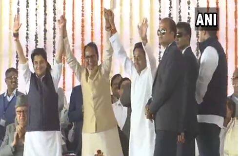 Before the ceremony started, Kamal Nath greeted the leaders on the stage and held Shivraj Singh Chouhan's hand and greeted the people. The scenes were lapped up by the hundreds of Congress activists and supporters gathered there. 