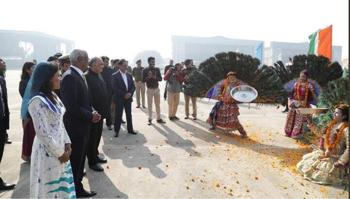 For the tourists, the Taj remained closed for nearly two hours/ Image: Twitter (@presidencymv)