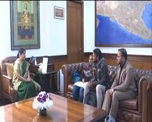 PICTURES: Emotional Hamid Ansari Cries As He Meets Sushma Swaraj, Mother Says “Mera Bharat Mahaan”