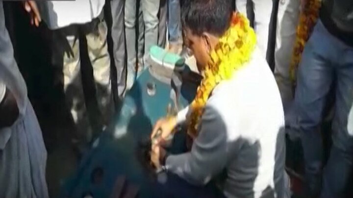 VIDEO: Newly elected Rajasthan politician polishes shoes to thank voters after victory VIDEO: Newly elected Rajasthan politician polishes shoes to thank voters after victory