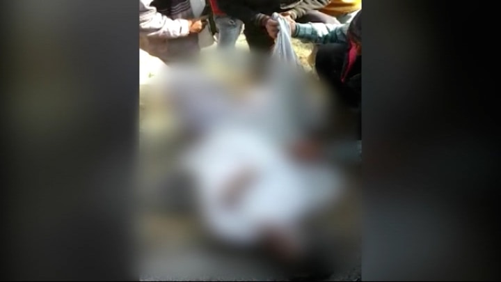 UP Shocker!  15-year-old Agra school girl, who was set ablaze by unidentified men, dies 15-year-old Agra school girl, who was set ablaze by unidentified men, dies in Delhi hospital