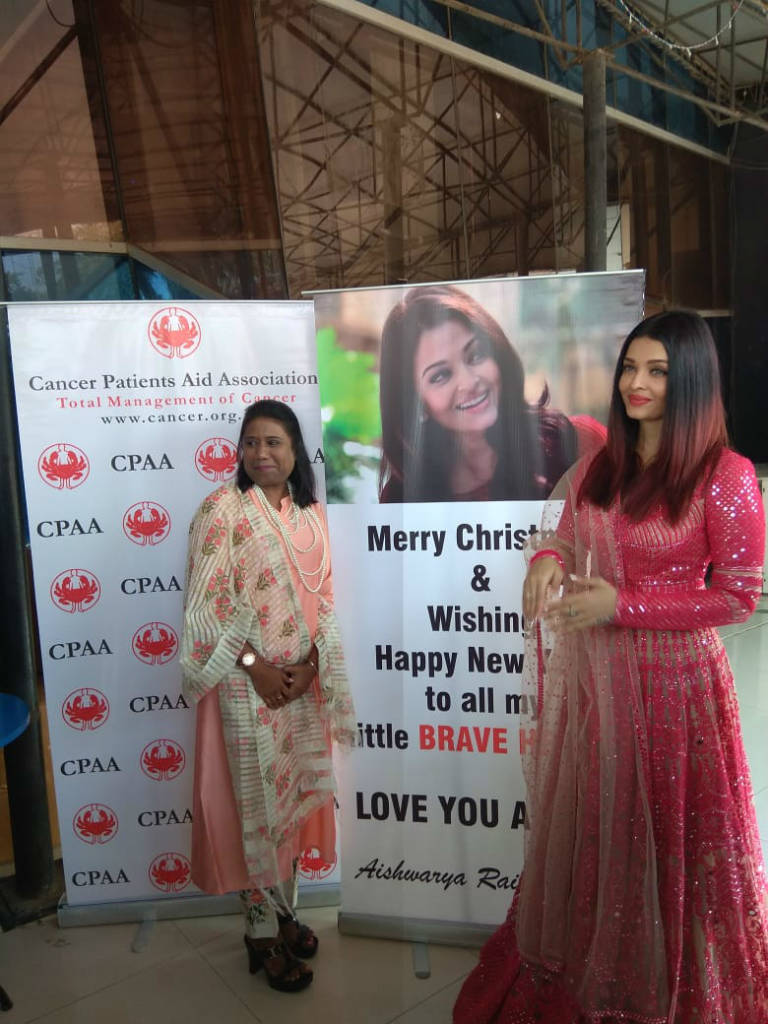Aishwarya Rai Bachchan celebrates Christmas with children suffering from cancer!