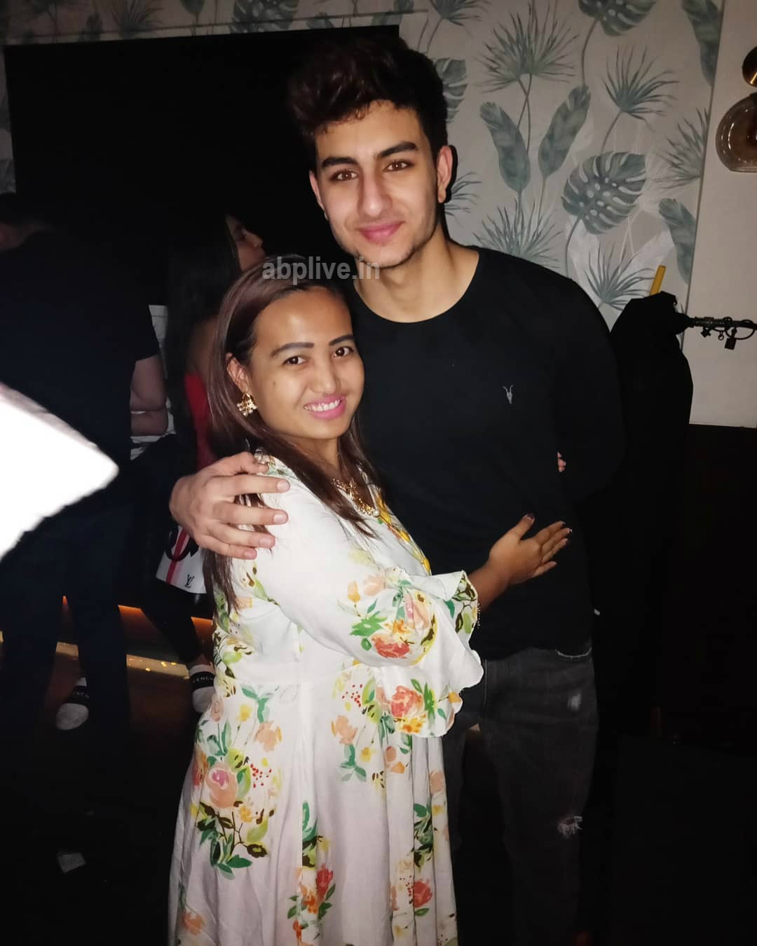 Akshay's son Aarav Kumar parties hard with star kids Karan Deol, Nirvan Khan, Ibrahim Ali Khan & Alaia Furniturewalla at Bastian