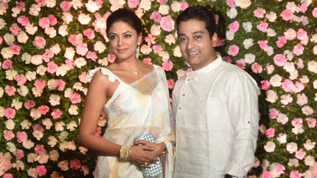 ‘FIR’ actress Kavita Kaushik looked beautiful in a white saree at the wedding bash. She was accompanied by her husband Ronnit Biswas. (All PICS Credit- Manav Manglani)