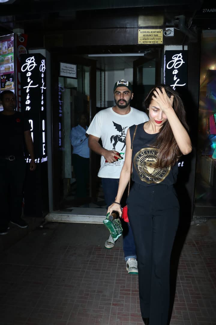 Arjun & Malaika got clicked by shutterbugs while exiting the restaurant and they looked quite cool with it. (Photo: Manav Manglani)