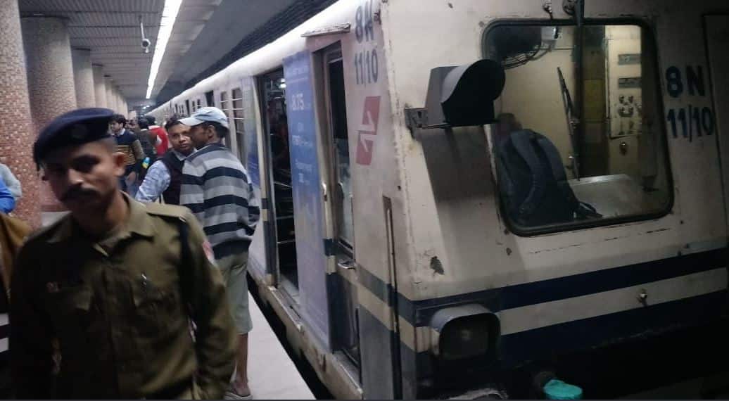 Fire incident in Kolkata metro, 11 passengers take ill, evacuated Fire incident in Kolkata metro, 11 passengers take ill, evacuated