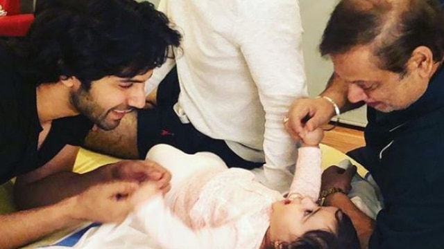 Varun Dhawan shares CUTE picture with David Dhawan, Rohit Dhawan, niece; Thanks fans for amazing 2018 PIC! Varun Dhawan shares a CUTE picture with dad David Dhawan & niece; Thanks fans for amazing 2018