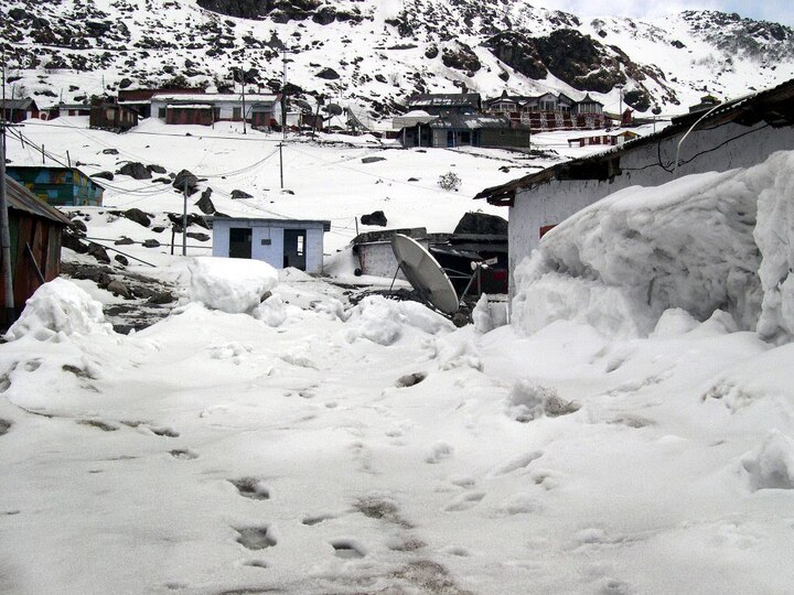 Indian Army rescues nearly 2500 tourists stuck near Sikkim Nathula due to heavy snowfall Indian Army rescues 2500 tourists after heavy snowfall near Sikkim’s Nathu La