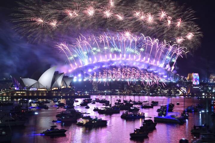 New Year's Eve fireworks erupt over Sydney's iconic Harbour Bridge and Opera House during the fireworks show on January 1, 2019. (Photo by PETER PARKS / AFP)