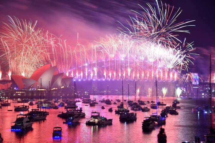 New Year's Eve fireworks erupt over Sydney's iconic Harbour Bridge and Opera House during the fireworks show on January 1, 2019. (Photo by PETER PARKS / AFP)