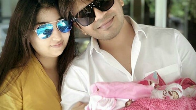 Singer Ankit Tiwari & wife Pallavi blessed with a baby girl; Here's the first pic of their daughter! Singer Ankit Tiwari blessed with a baby girl; Here's the first pic of his newborn daughter!