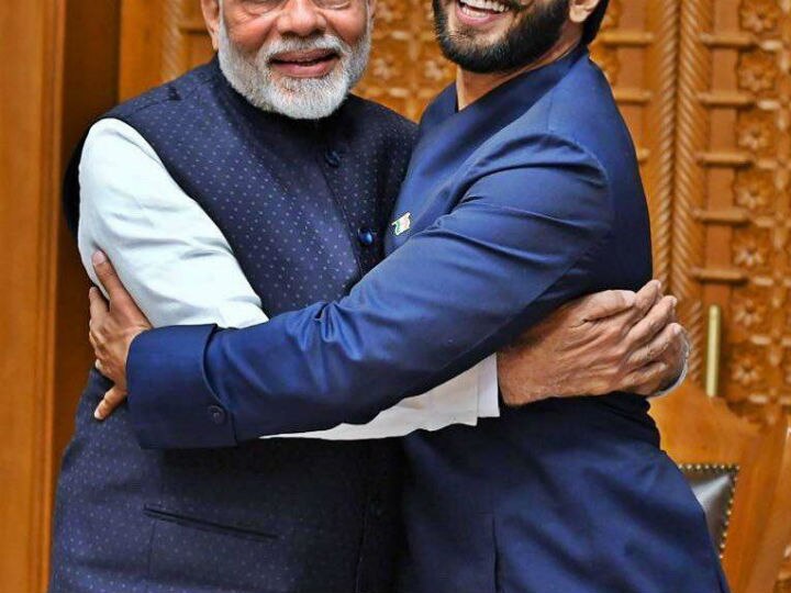 Ranveer Singh gets a Jaadoo ki Jhappi from PM Narendra Modi Ranveer Singh gets a Jaadoo ki Jhappi from PM Narendra Modi