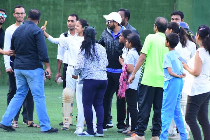 Ranveer was snapped while posing for the fans at the ground.