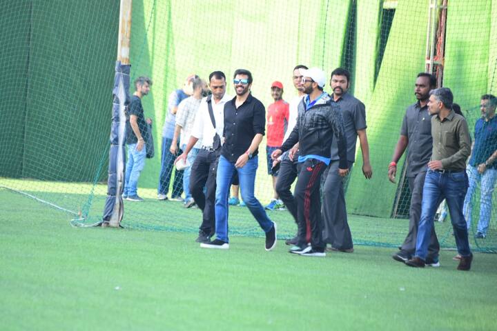 Here’s a picture of Kabir Khan and Ranveer Singh from the ground!