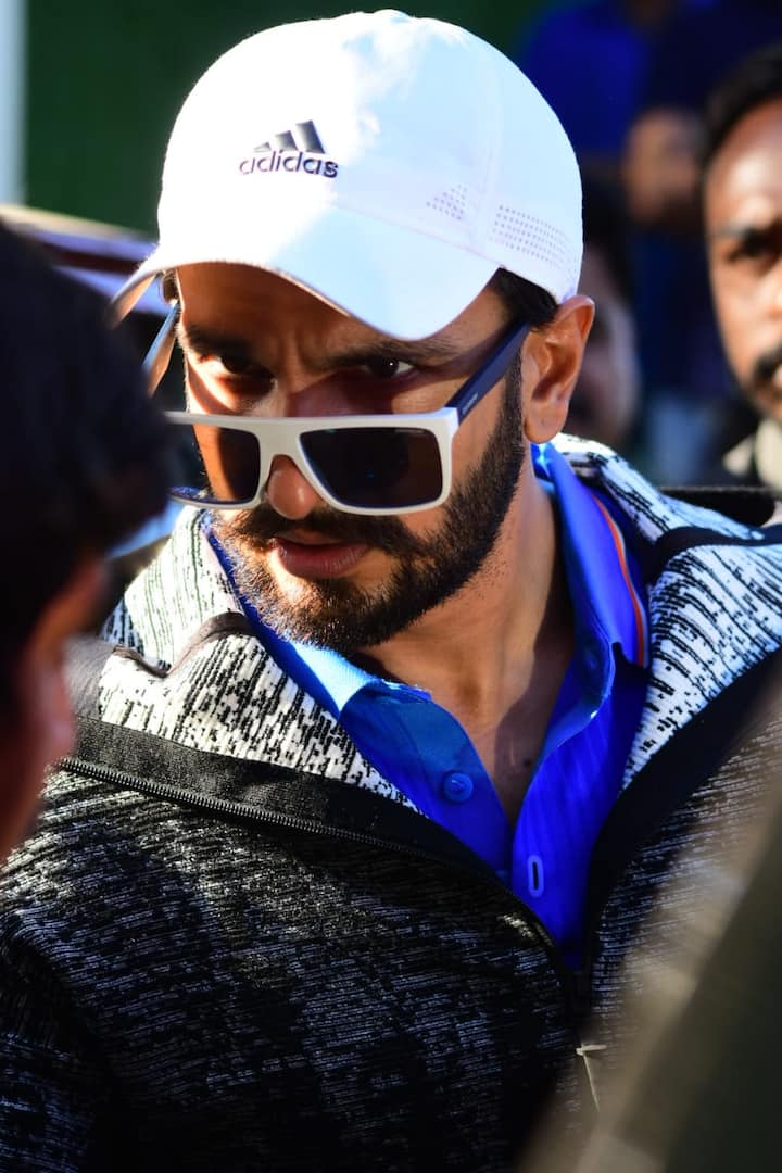 Ranveer, who impressed fans with his performance in ‘Simmba’, was seen in a tracksuit and sports shoes. The actor also donned a white cap.
