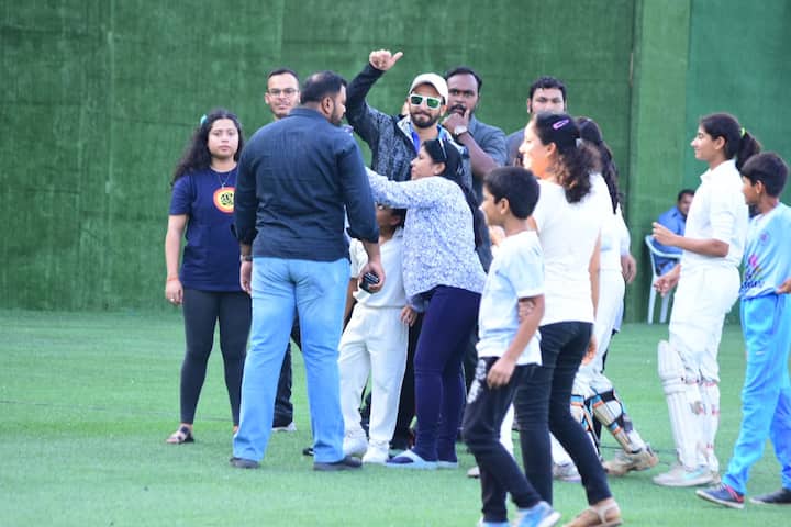 Fans were super excited to see their favourite star and they requested him for photos. Ranveer Singh happily obliged. 