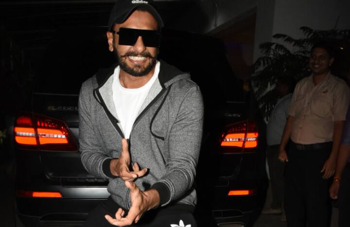Ranveer, who will be next seen in ‘Gully Boy’, even did a hook step for the paps.