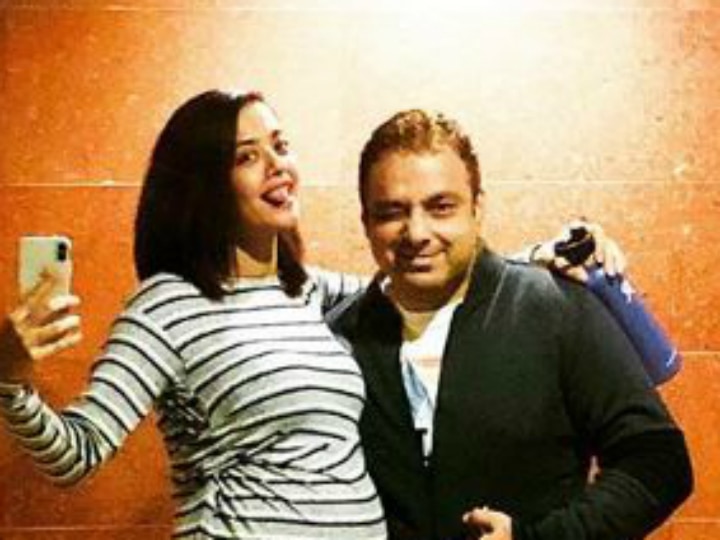 FRESH PICTURE: Surveen Chawla flaunts her heavy baby bump as she poses with hubby Akshay Thakkar! FRESH PIC: Surveen Chawla flaunts her heavy baby bump as she poses with hubby!