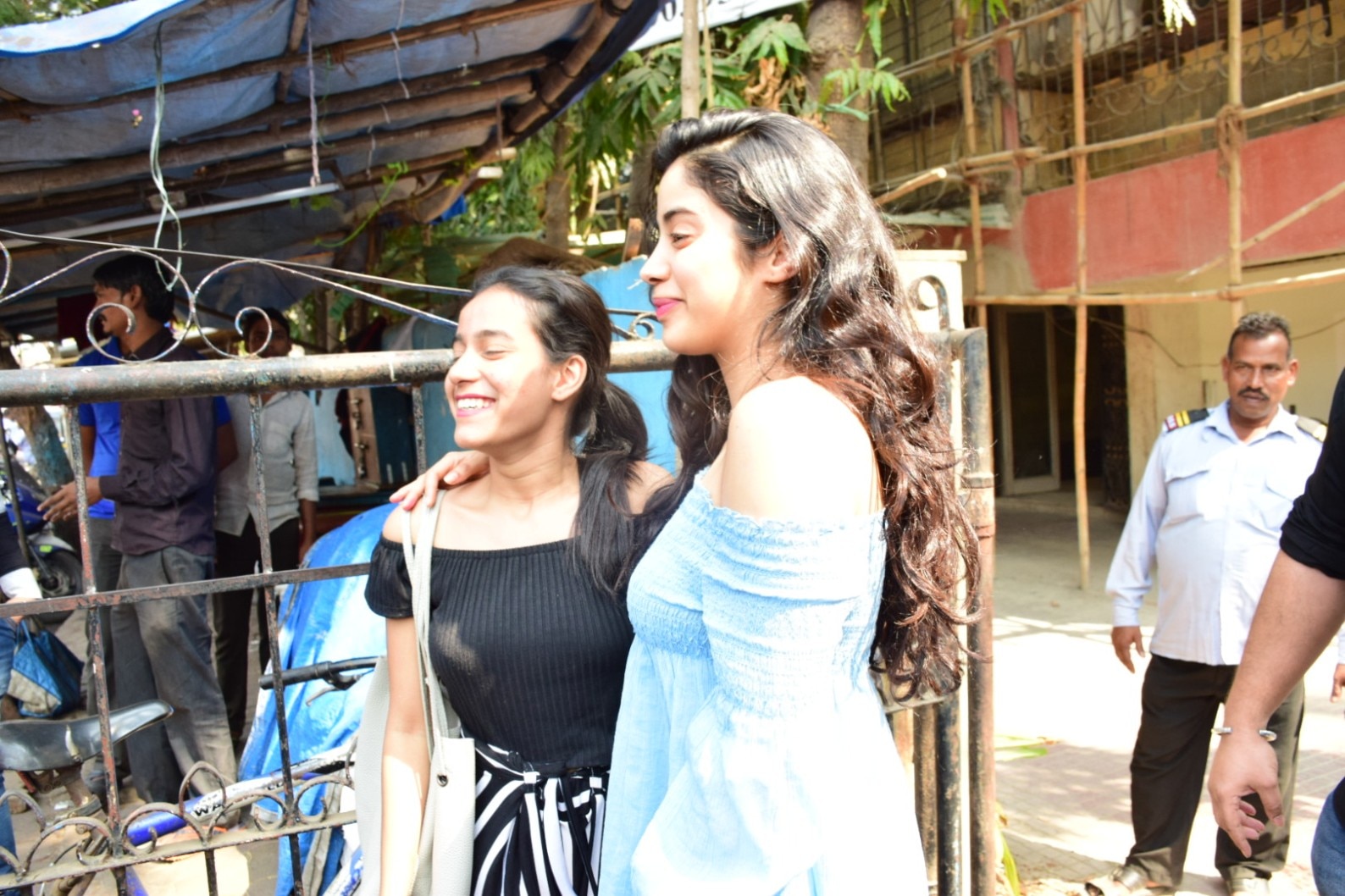 A female fan gets Janhvi Kapoor's name tattooed on back of her neck, 'Takht' actress left jaw dropped!