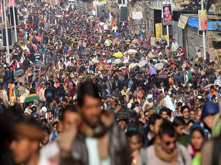 Kumbh Meal 2019: Hindu pilgrims arrive to take a holy dip at the holy Sangam at the Kumbh Mela in Allahabad, on January 15, 2019. (AFP)
