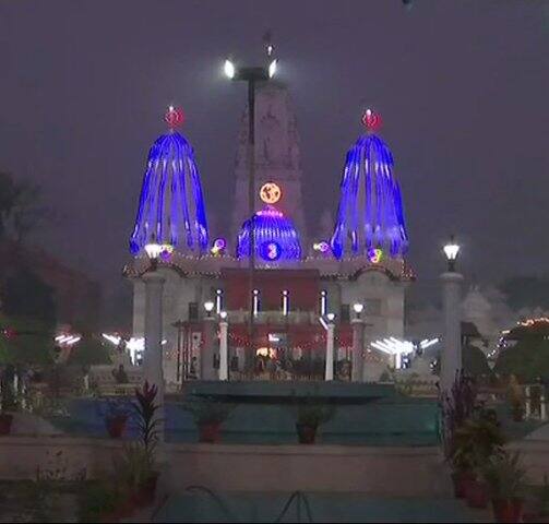Several holy men (Sadhus) from different Hindu sects attend the mela, such as the Nagas (who do not wear any clothes), Kalpwasis (who bathe thrice a day) and Urdhawavahurs (who believe in putting the body through severe austerities).   