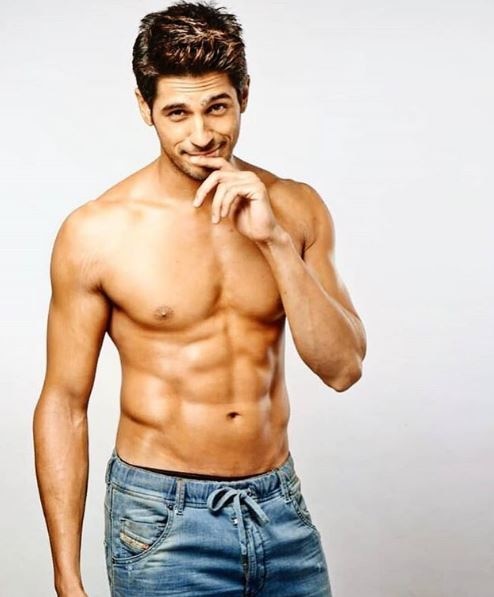 INSIDE PICS & VIDEOS: Sidharth Malhotra rings in 34th birthday with his friends, cake & selfies!