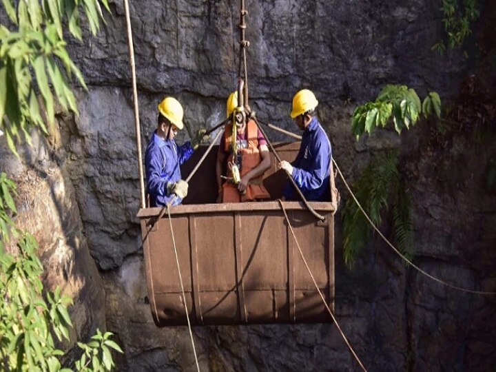 Navy divers detect body of one of 14 trapped miners in Meghalaya Navy divers detect body of one of 15 trapped miners in Meghalaya